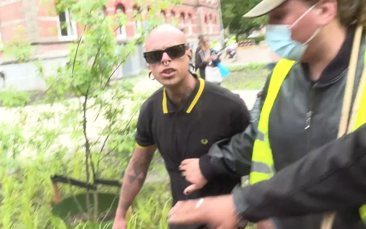 Verslaggever van PowNed belaagd door Antifa-activist tijdens protest bij feministisch evenement