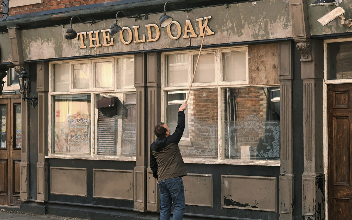 Klein dorp leert dealen met asielzoekers in The Old Oak