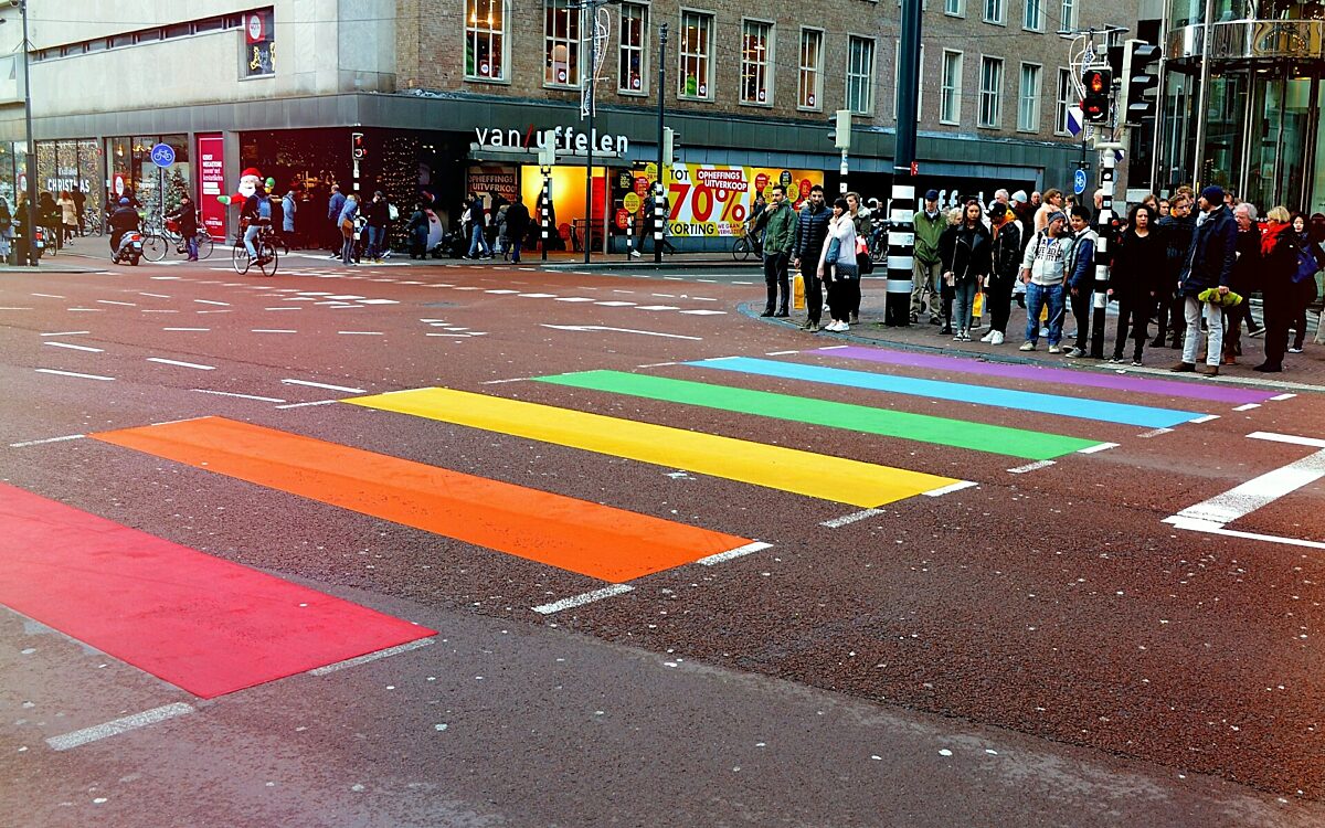 Jongen (17) bekladt regenboogzebrapad in Gouda, krijgt bekeuring voor vandalisme