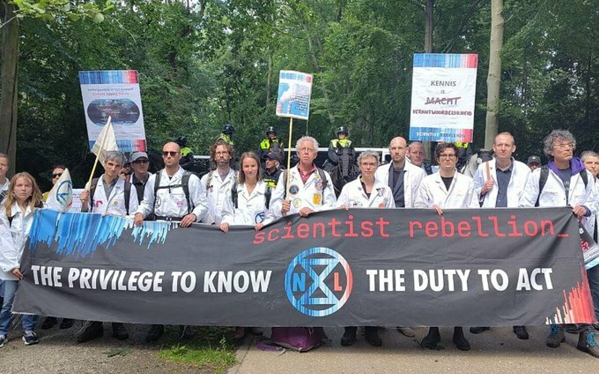 Extinction Rebellion probeert A12 te blokkeren, politie probeert demonstranten tegen te houden