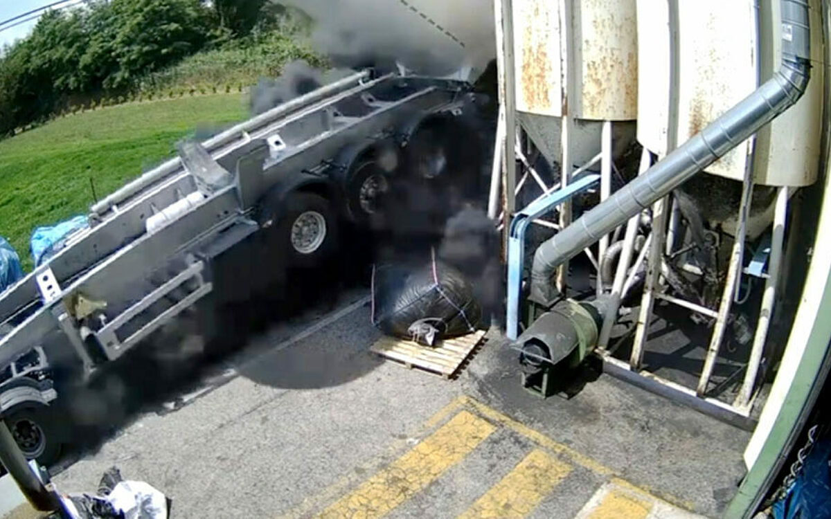 Video: Vrachtwagen vliegt meters de lucht in tijdens het lossen