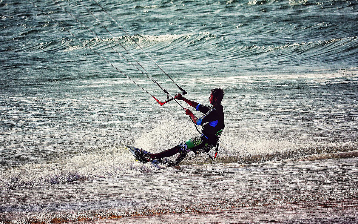 Bizar: Kitesurfer in Argentinië wordt aangevallen door een pitbull