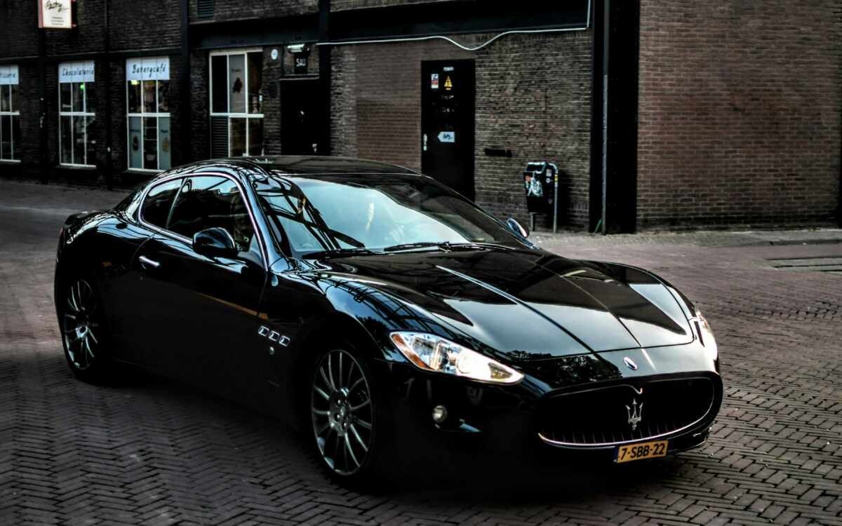 Video: Maserati brandt volledig uit in Boxtel