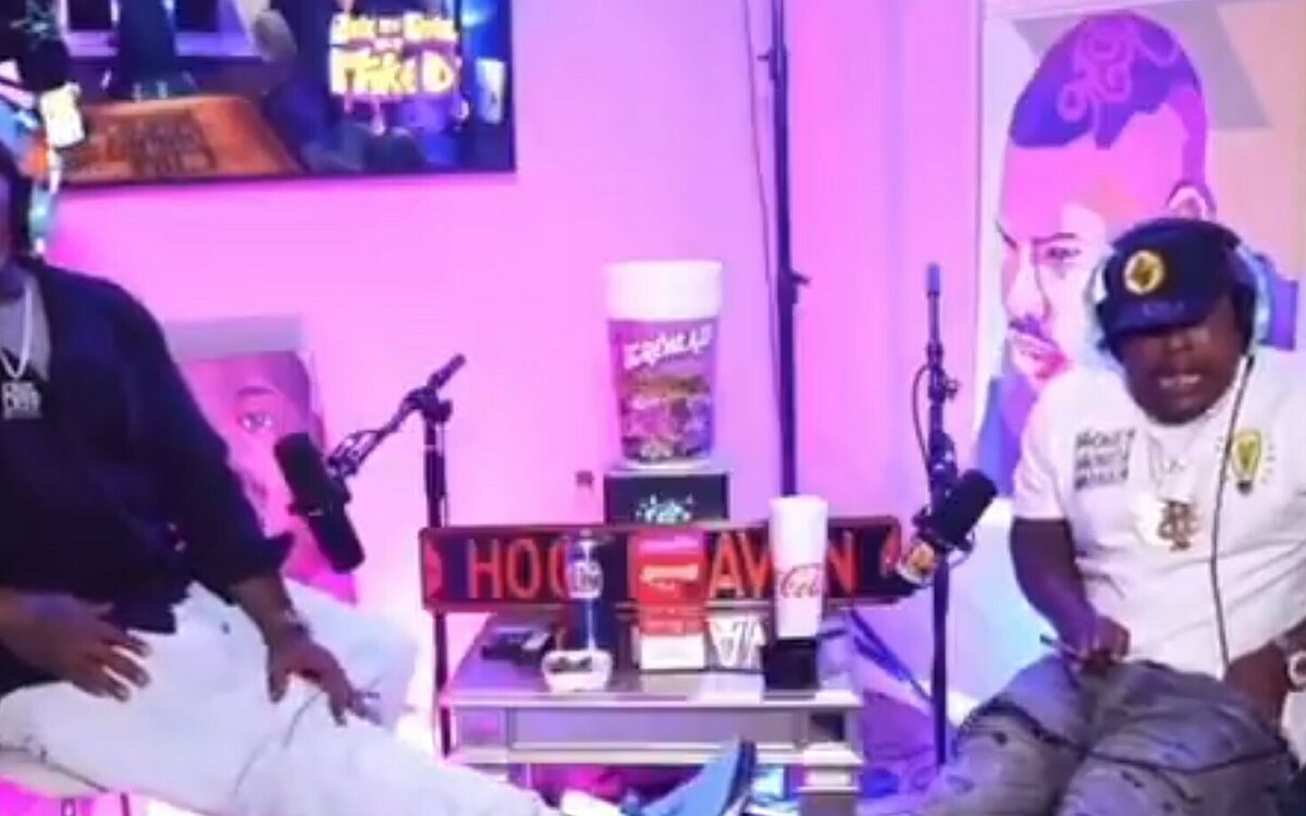 Rapper schiet zichzelf per ongeluk in het been tijdens podcast: 'We hebben geschiedenis geschreven!'