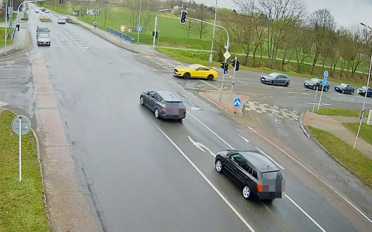 Video: Waaghals rijdt Ford Mustang aan gort op kruispunt