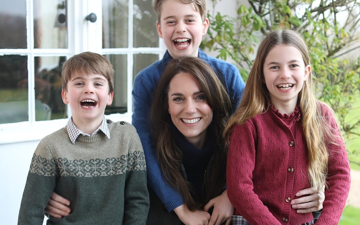 Geshopte foto prinses Catherine met kinderen voedt geruchten over gezondheid