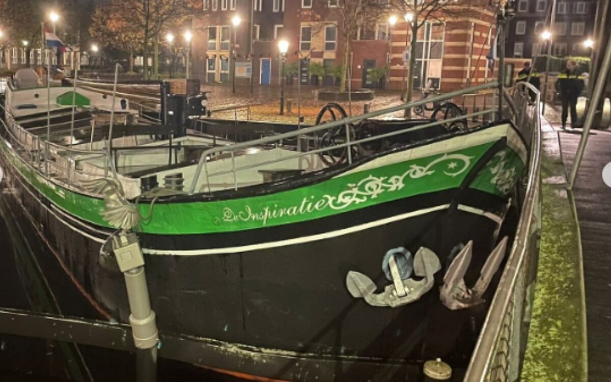 Jongens kapen boot en komen tot stilstand tegen een brug