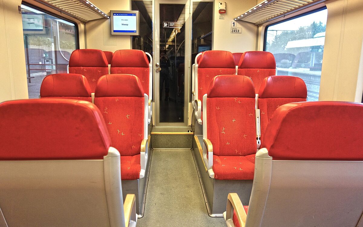Vrouw in shock door seksende jongeren in trein naar Zutphen