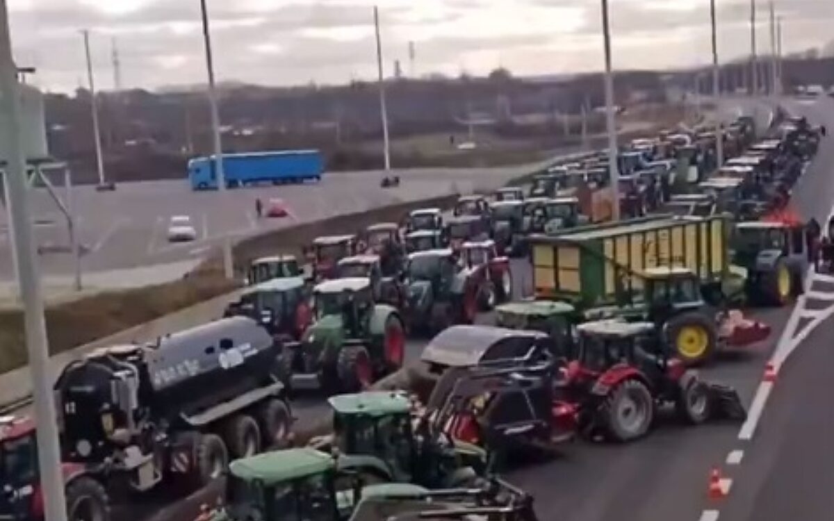 Video: 100 trekkers blokkeren grens op A2 bij Eijsden