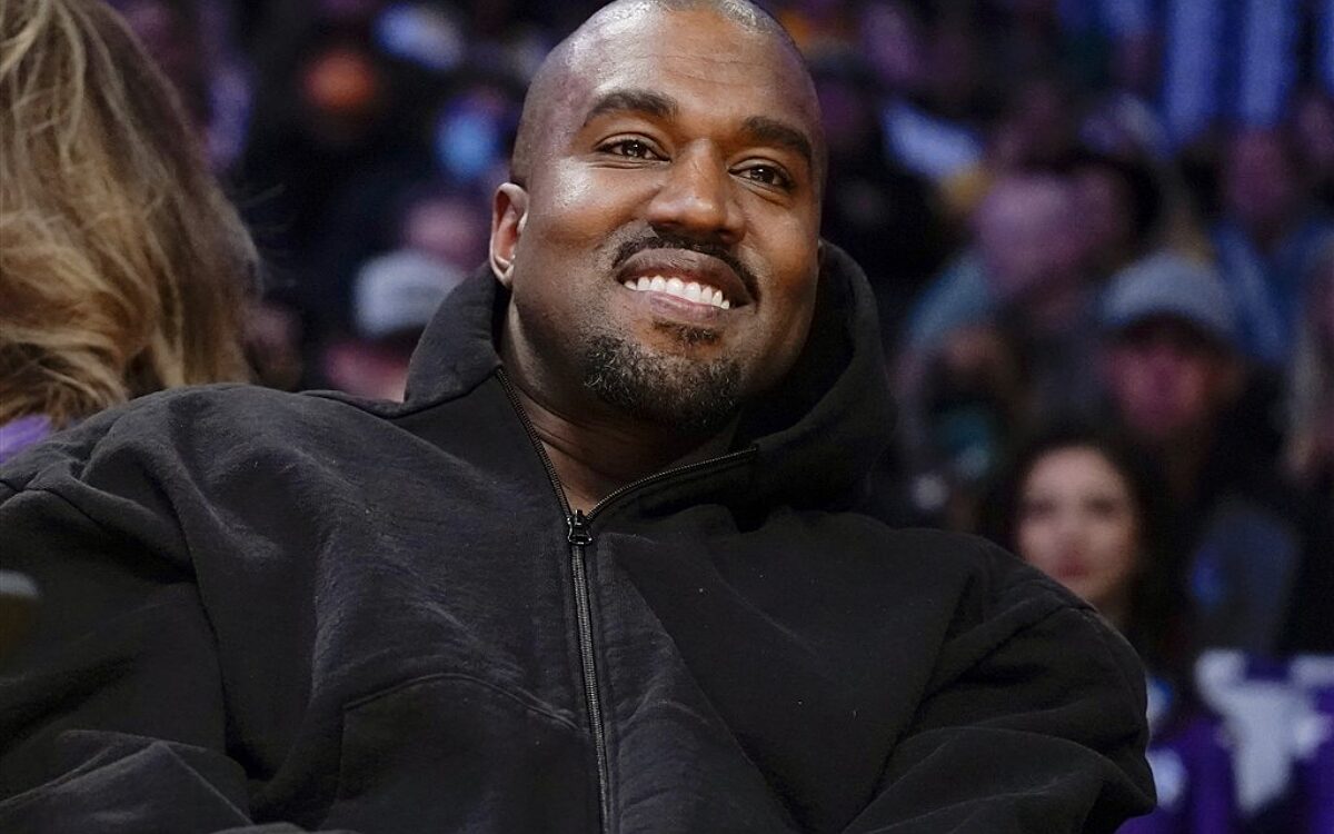 Video: Kanye West onder vuur vanwege blote billen en orale seks op grachten van Venetië