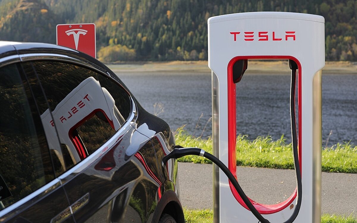 Video: Politie achtervolgt gestolen Tesla, dan raakt de batterij leeg