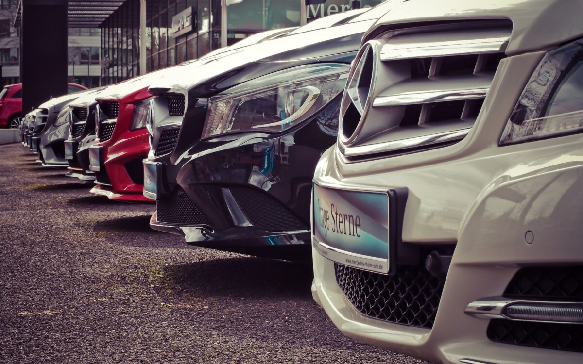 Dief steelt zeven auto's van gloednieuwe dealer
