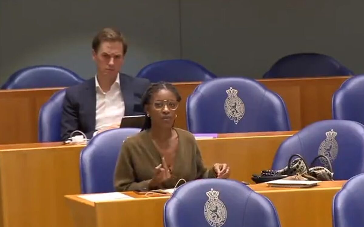 Sylvana Simons steekt middelvinger op tijdens inbreng Joost Eerdmans