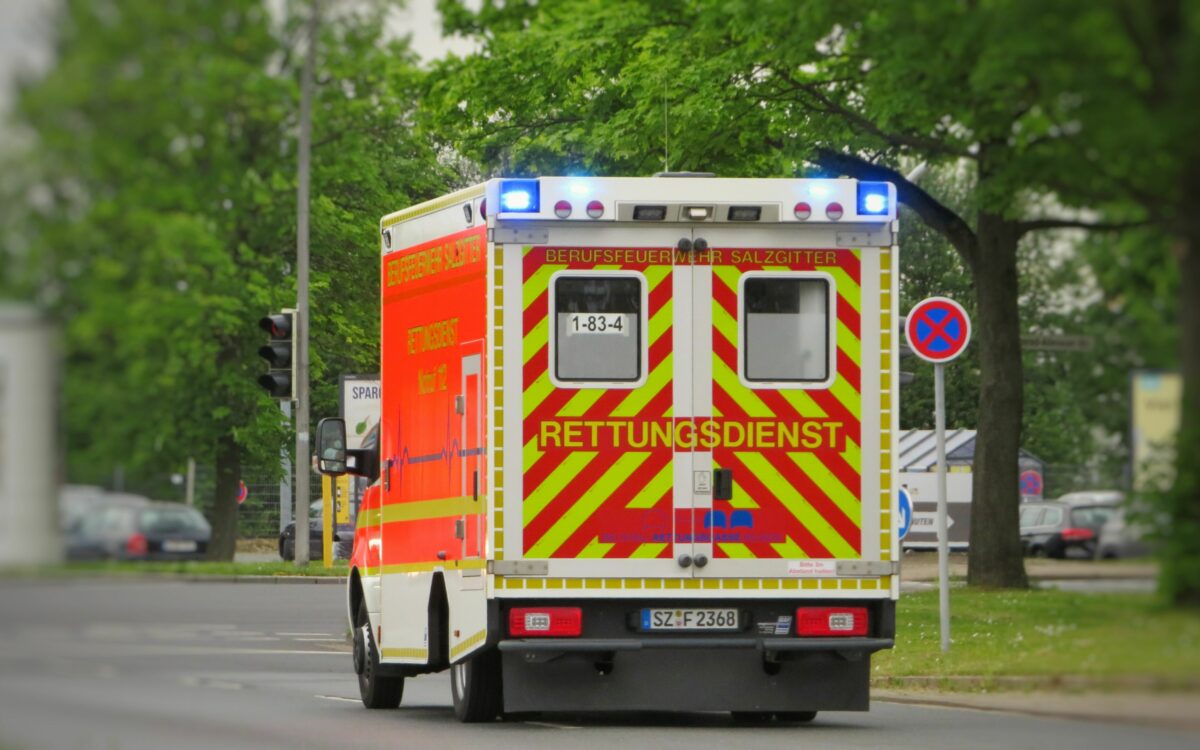 Vrachtwagen rijdt in op voetgangers in Duitsland, 1 dode