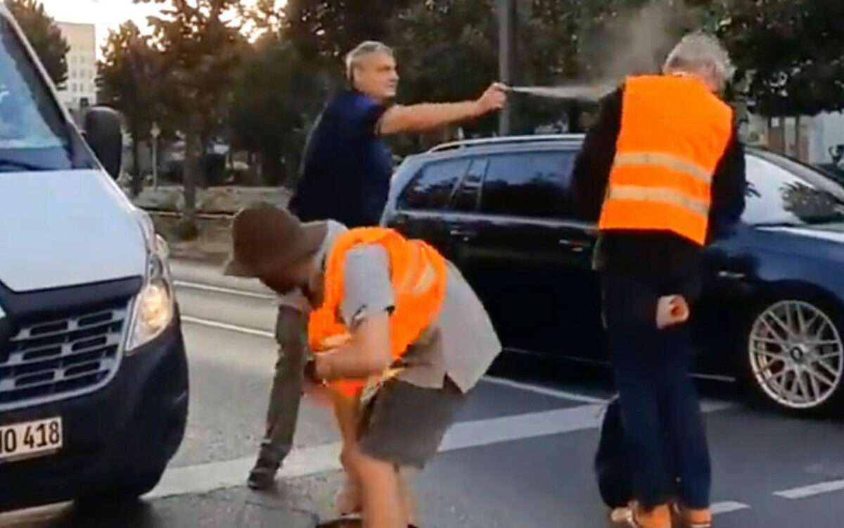 Video: boze automobilist gebruikt pepperspray tegen klimaatactivisten