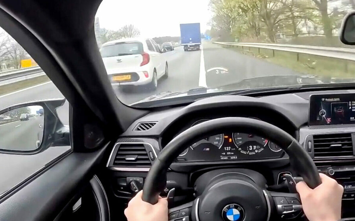 BMW-aso slalomt over de A67 en pakt vluchtstrook mee
