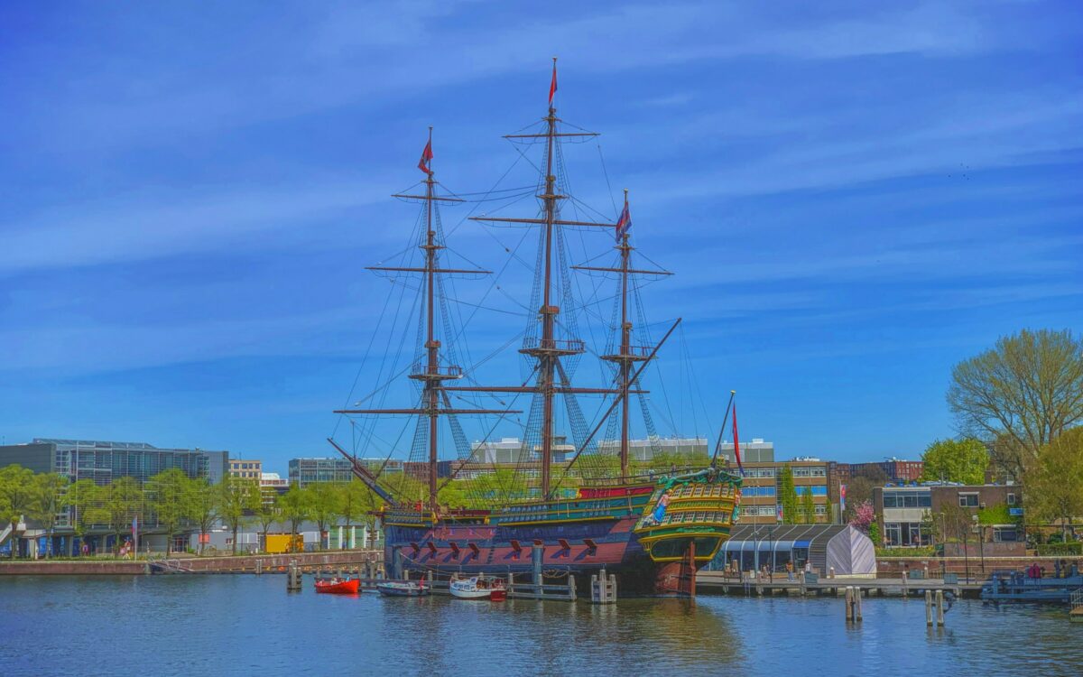 Scheepvaartmuseum Amsterdam verwijdert VOC-vlaggen van replica VOC-schip