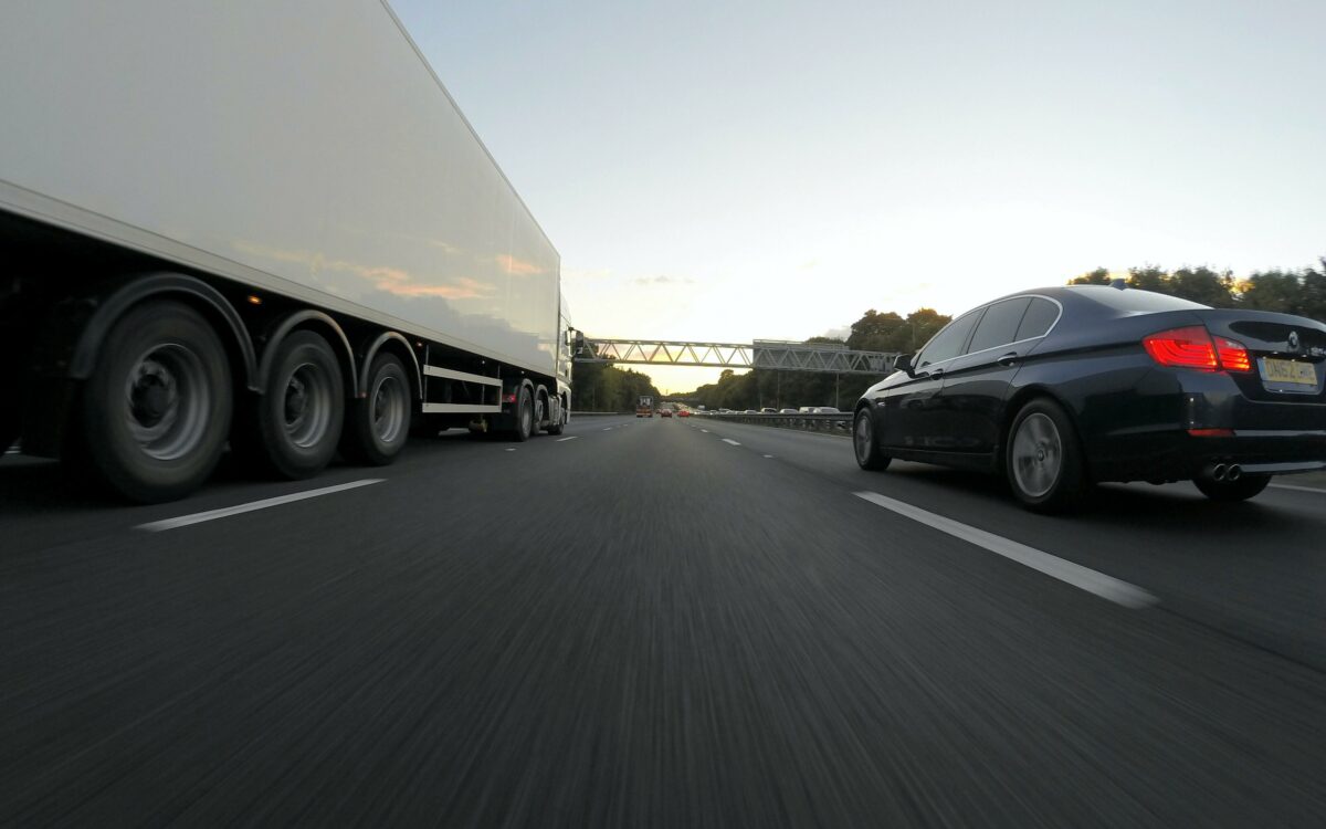 Bizar: Wegpiraat probeert vrachtwagen meermaals te stoppen met zijn personenauto