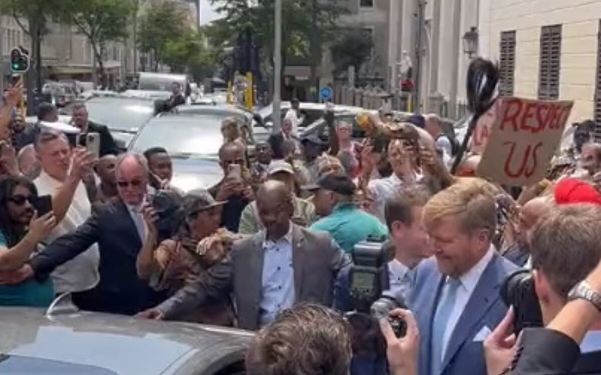 Koning uitgejouwd door woedende menigte op staatsbezoek in Zuid-Afrika