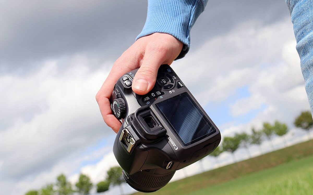 Persfotograaf filmt eigen mishandeling