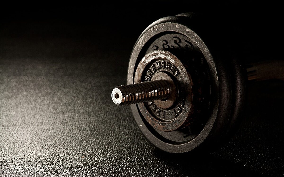 Personal trainer probeert penis op te rekken: krijgt gewicht van 3KG niet meer los
