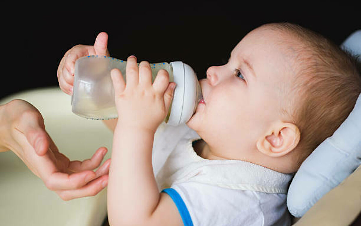 Italiaanse grootmoeder schenkt per abuis witte wijn in babyflesje, waarna kleinkind in alcoholcoma raakt