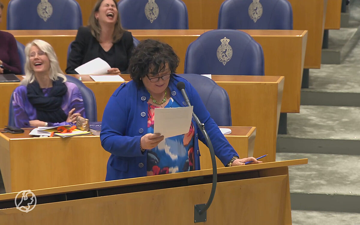 Video: Hilariteit om motie Caroline van der Plas in Tweede Kamer