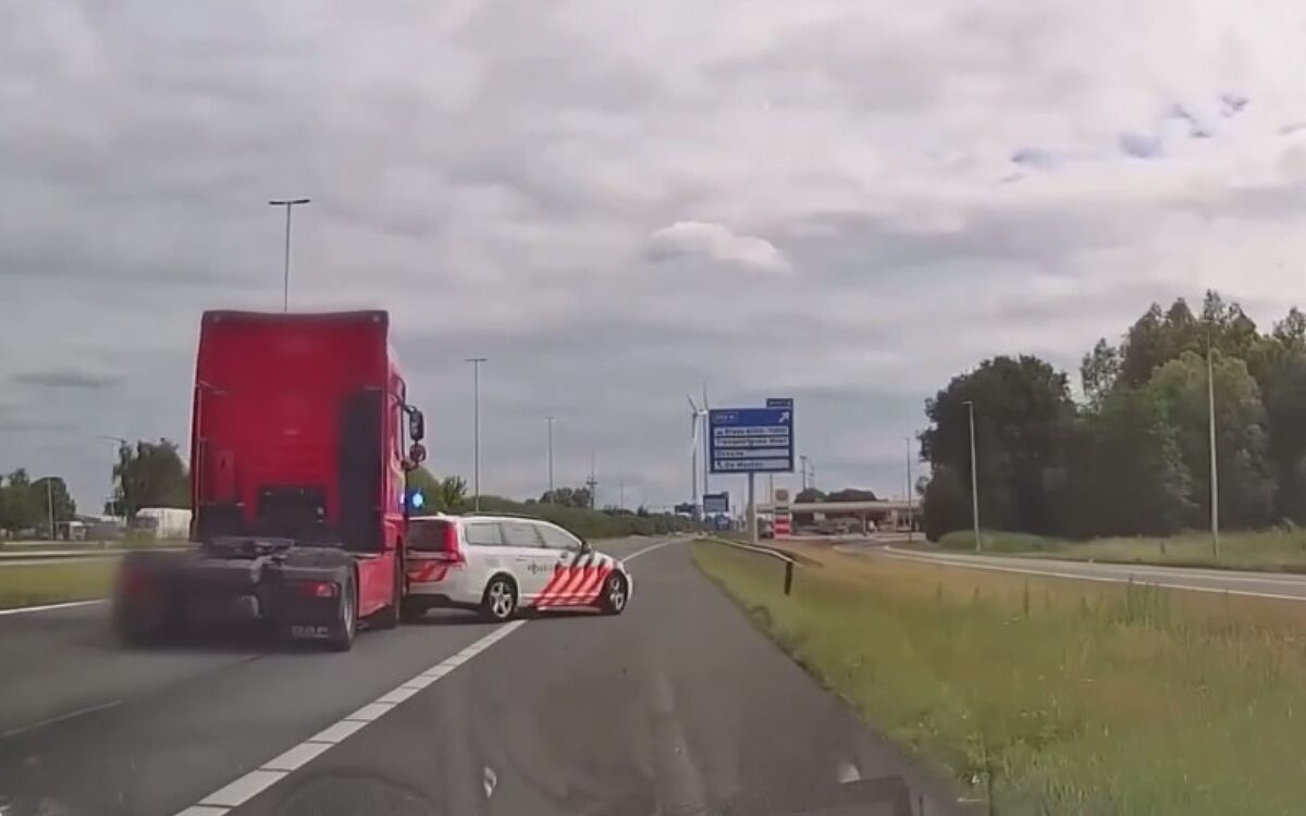 Bizarre beelden: vrachtwagen ramt politie van de weg tijdens achtervolging