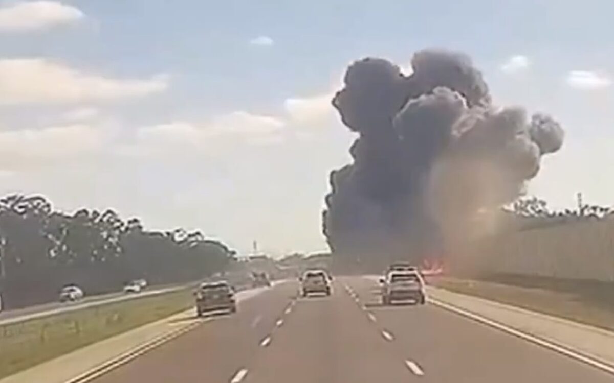 Dashcambeelden: Vliegtuig crasht op snelweg