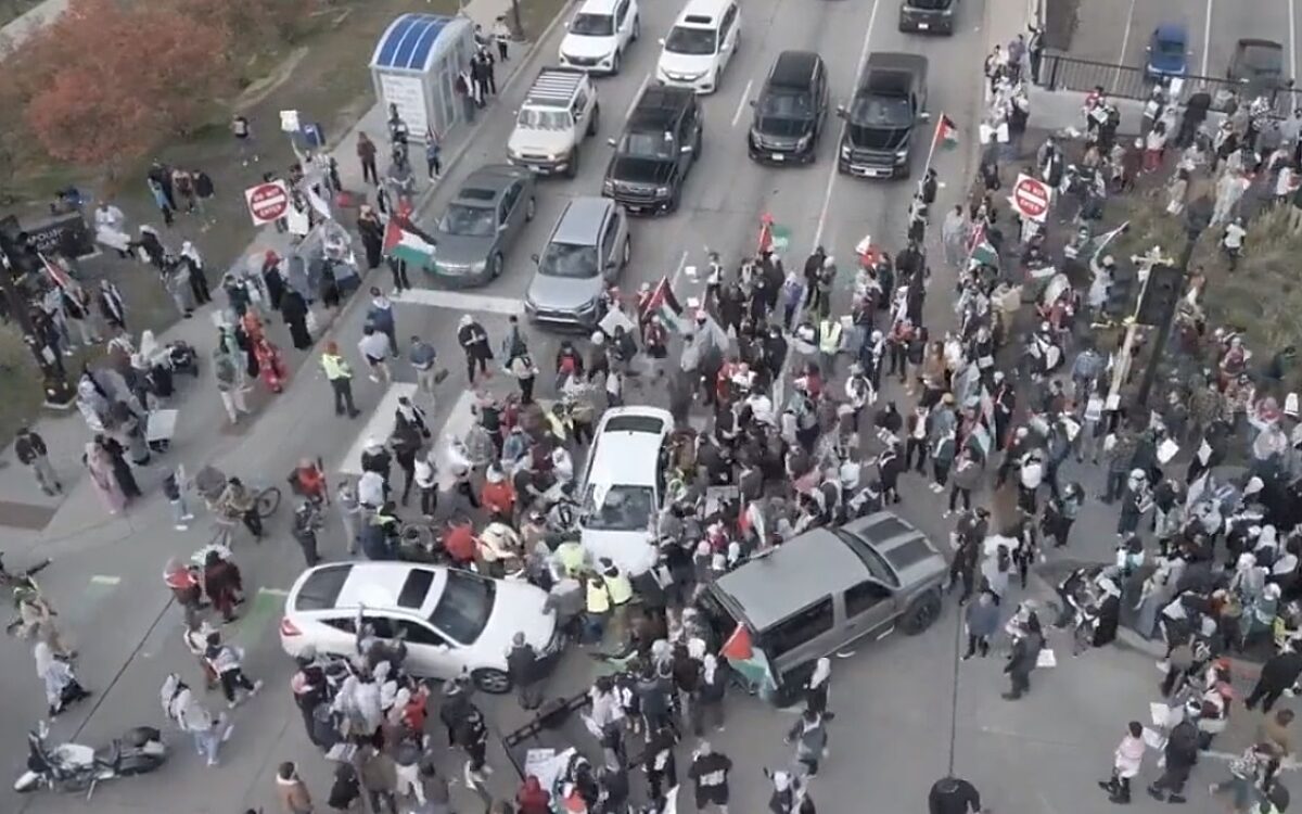 Video: Automobilist breekt door pro-Palestina-wegblokkade