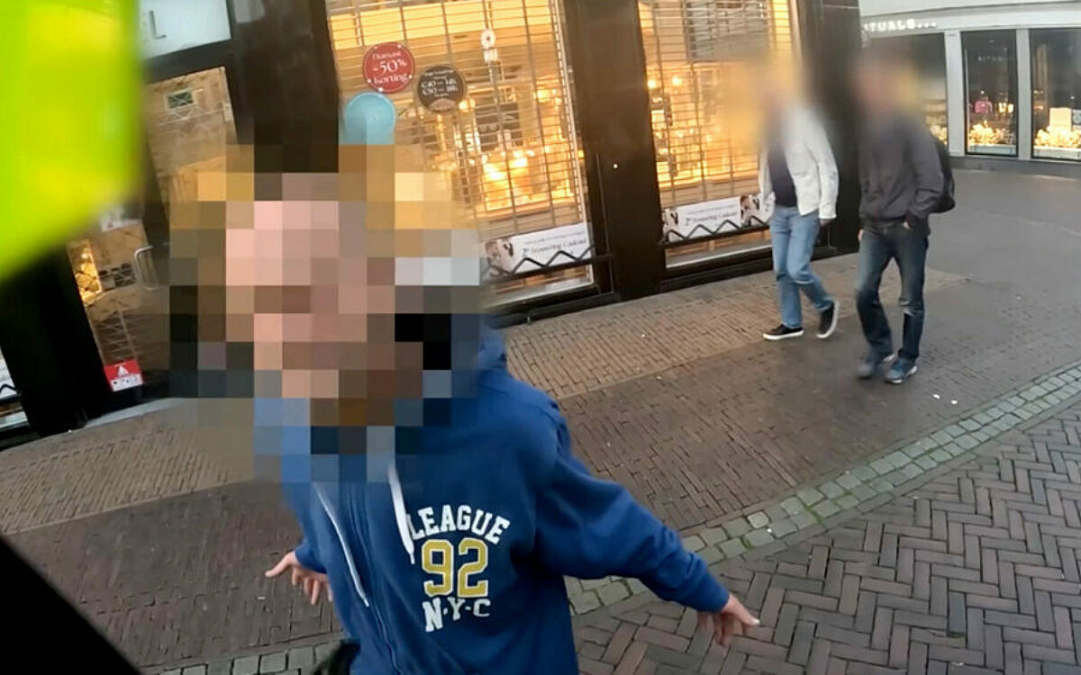 Verwarde man daagt mensen in Utrecht uit om te vechten, maar stuit dit keer op een motoragent