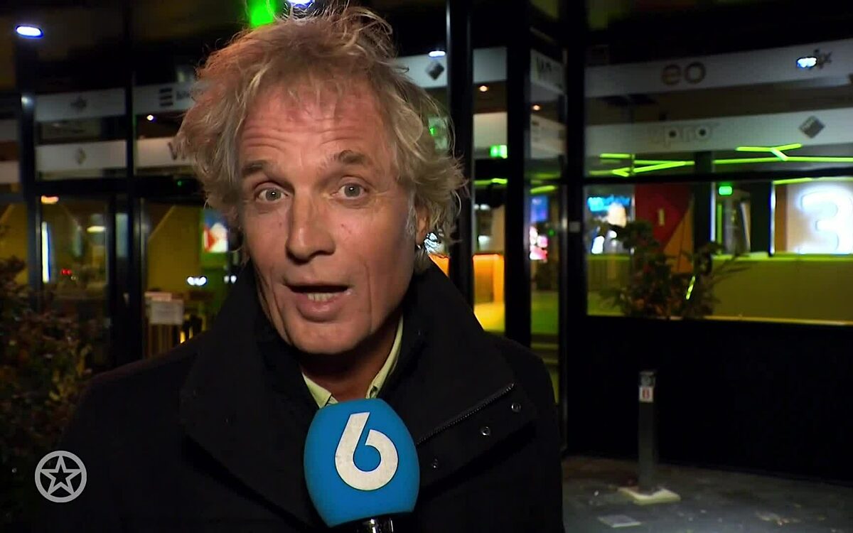 VIDEO - Jeroen Pauw weer aan hoofd talkshowtafel als vervanger van Khalid Kasem: 'Hij wenste mij veel succes'