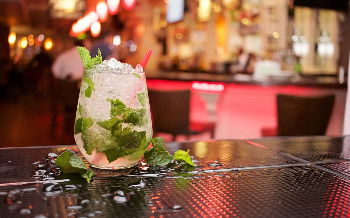 Thuis cocktails maken groeit in enorm door als het alternatief voor dure horeca avonden