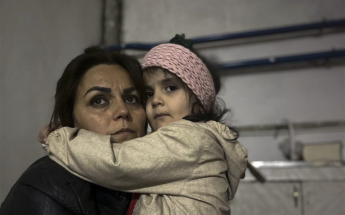 In beeld: Aanvallen Azerbeidzjan op Nagorno-Karabach gaan door, Armenen massaal de straat op