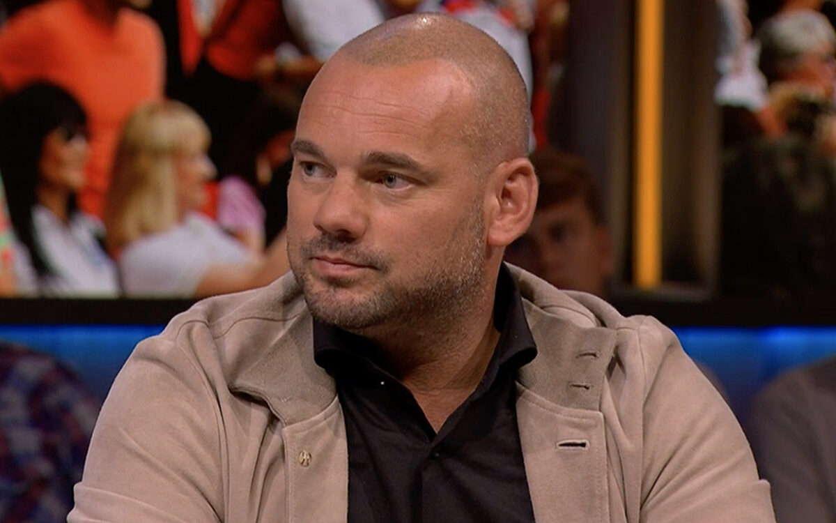 VIDEO - Wesley Sneijder geïrriteerd na pittig vragenvuur van Wilfred Genee