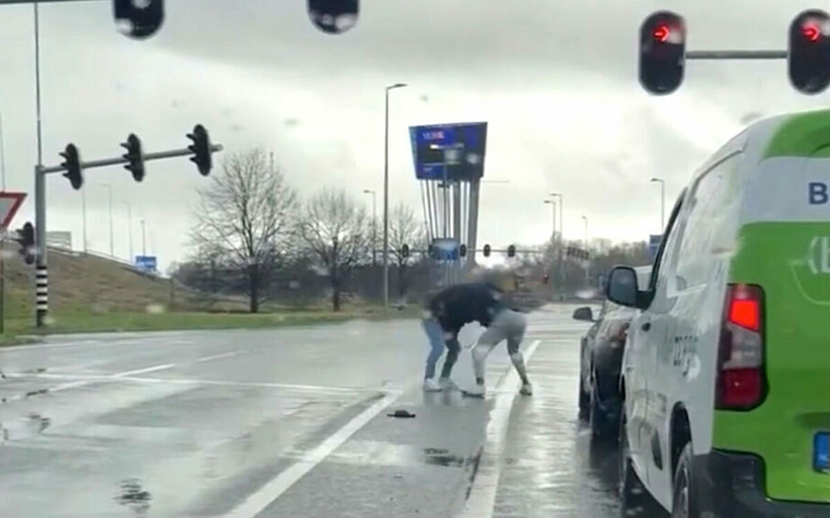 Vechtpartij tussen weggebruikers bij Rotterdams stoplicht gefilmd