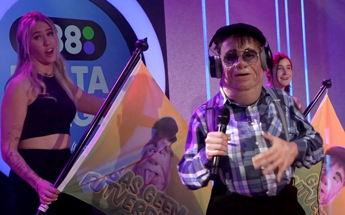 Boer Harm doet zijn monsterhit "Brommers Kieken" bij Radio 538