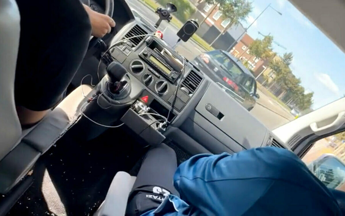 Turkse vader krijgt pak peuken naar zijn hoofd gegooid en ramt verantwoordelijke automobilist