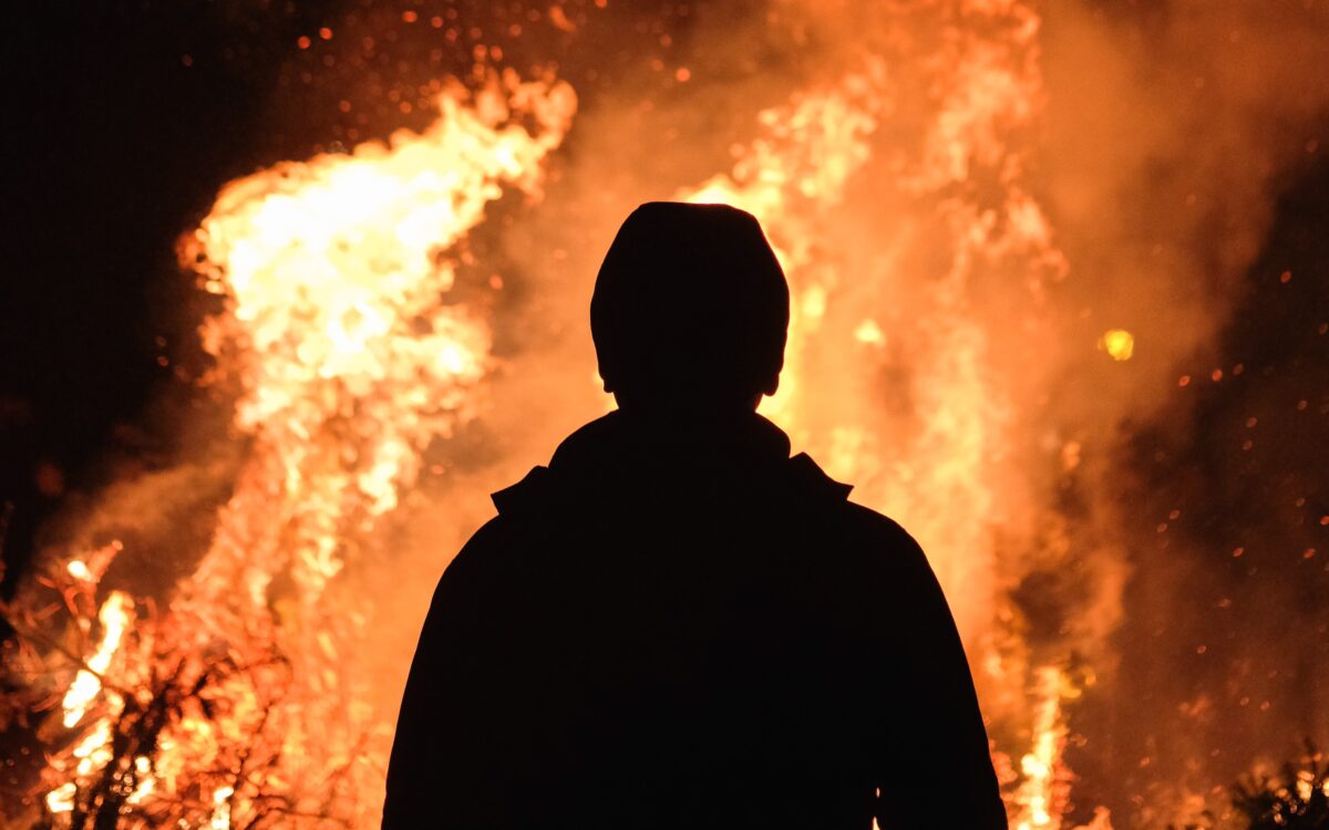 Gewonde van balkon gehaald bij brand in Vaassen