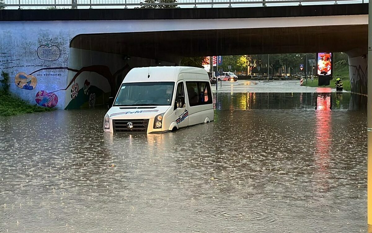 Video: Limburg ruimt op na nacht van hevige regen en waterschade