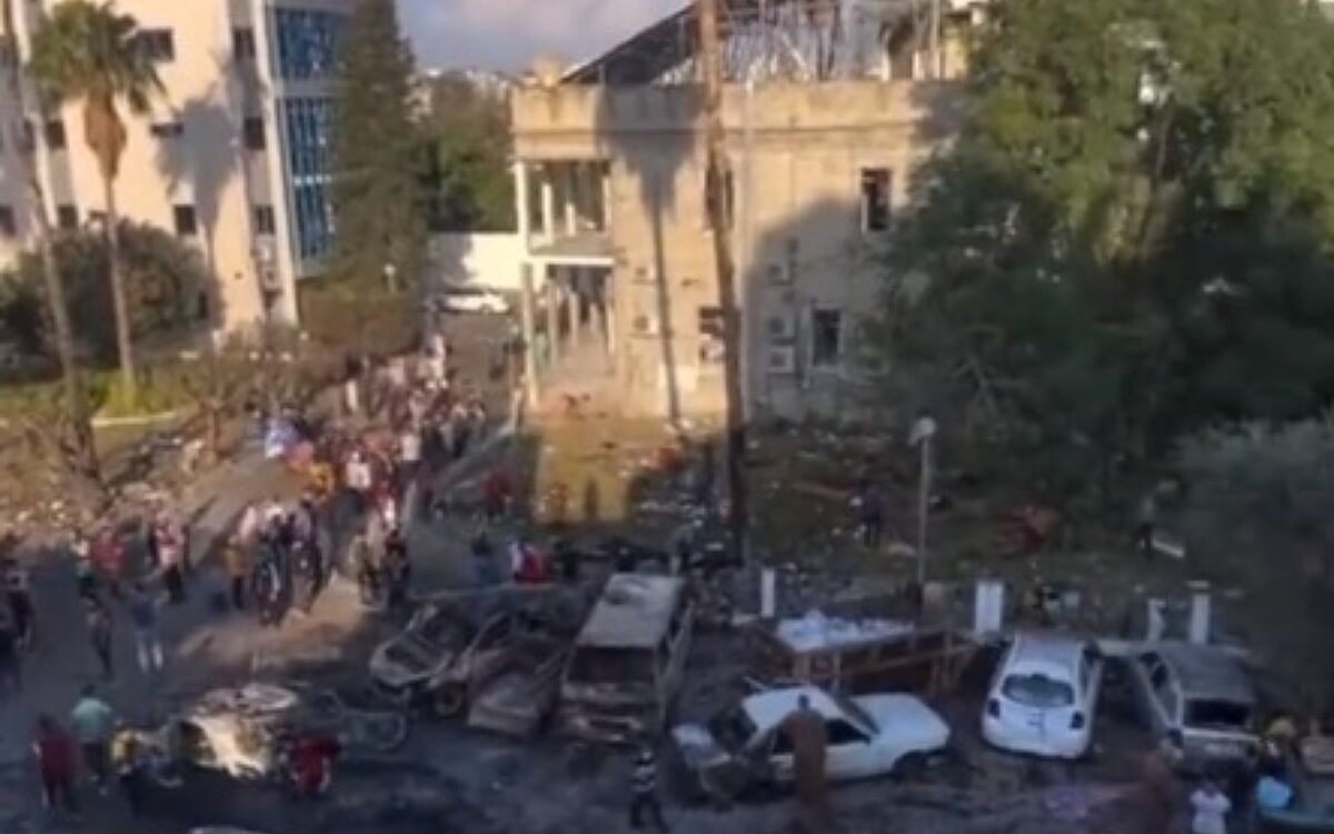 Video: Schade na raketinslag op parkeerplaats van Al Ahli ziekenhuis in Gaza