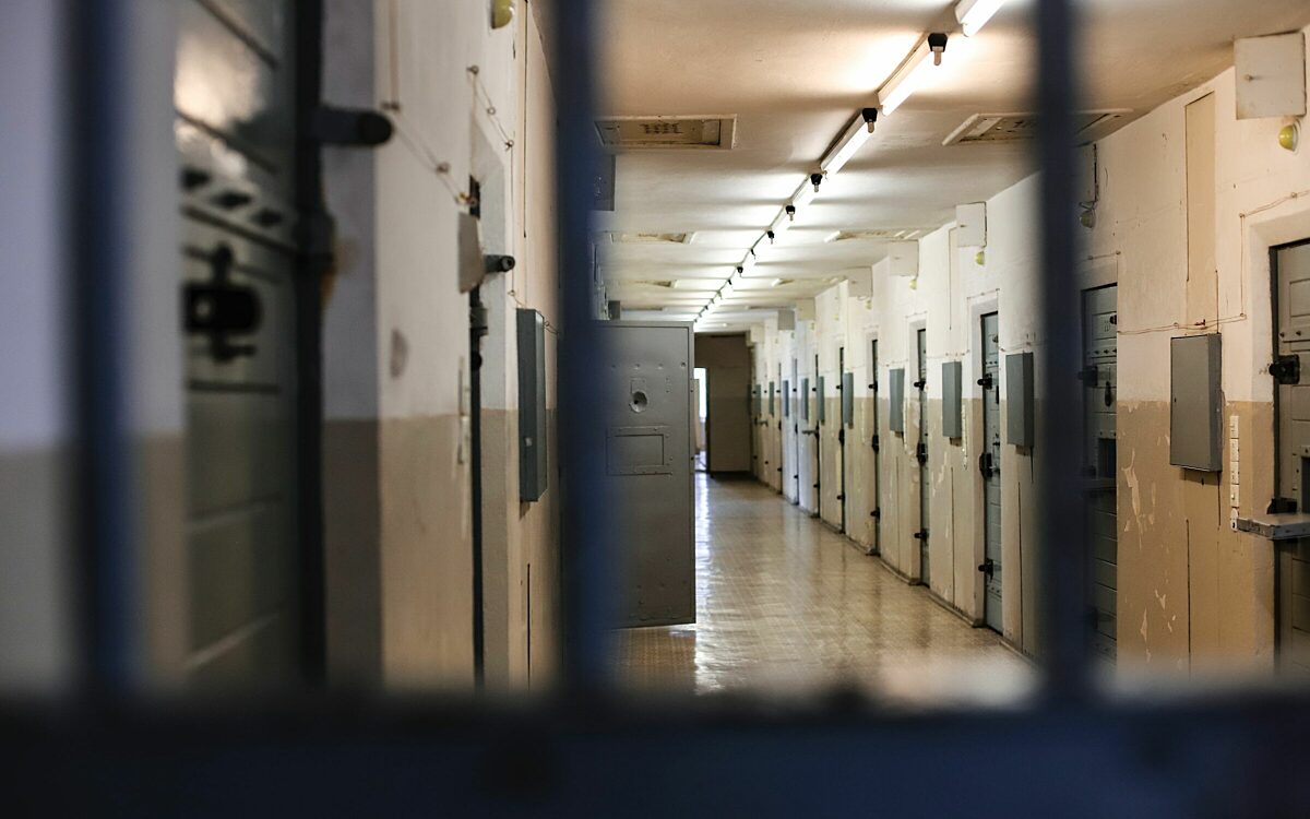 Deel criminelen loopt vrij rond op straat vanwege propvolle gevangenissen
