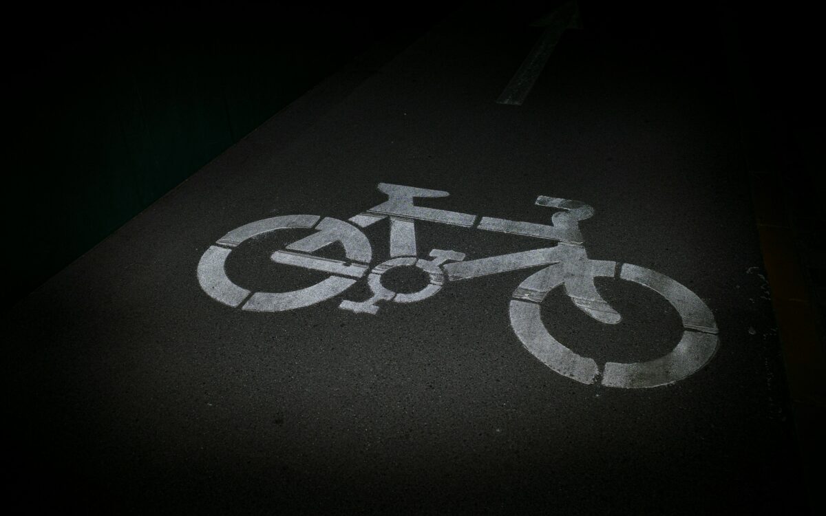 Fietser (82) die op klaarlichte dag werd neergestoken in Rotterdam overleden