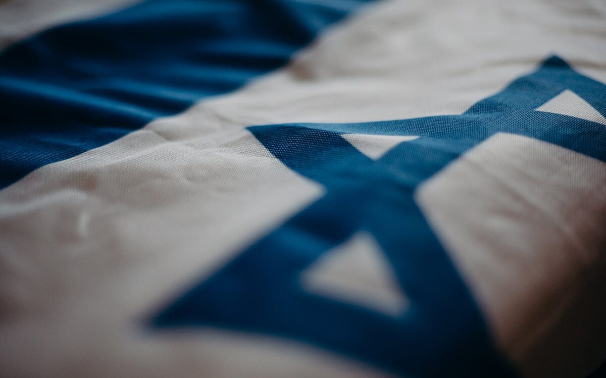 Zwarte schermen en extra politie rondom ambassade Israël