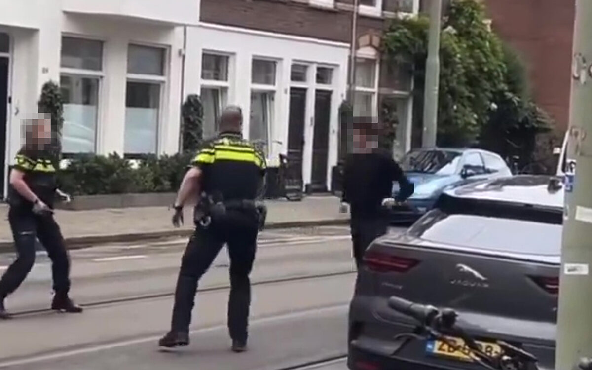 Agenten hebben grote moeite met de aanhouding van ongewapende jongen