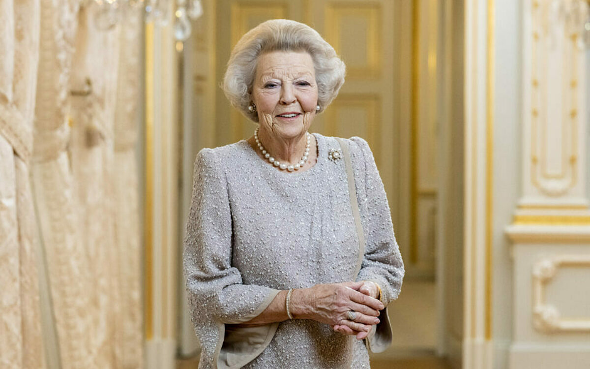 Video: Prinses Beatrix zet egels uit op landgoed en koning is op vakantie