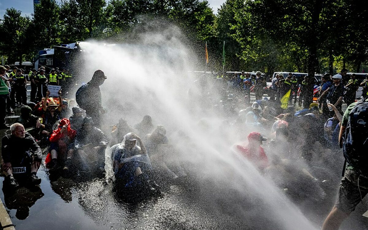 IN BEELD: waterwerper ingezet op dag 8 van A12-blokkade, Carice van Houten aangehouden