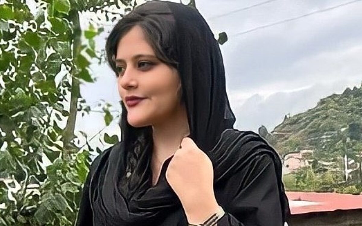 Mahsa Amini, die om hoofddoek gedood werd door Iraanse politie, geëerd door EU
