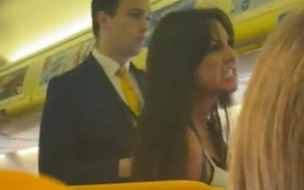 Video: Vrouw flipt volledig in Ryanair-vliegtuig: ‘Klootzak!’