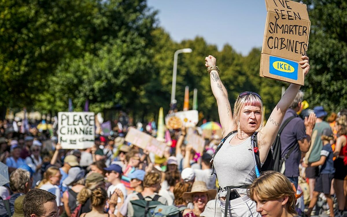 IN BEELD: A12-blokkade Extinction Rebellion begonnen, blokkeerders tegengehouden door politie